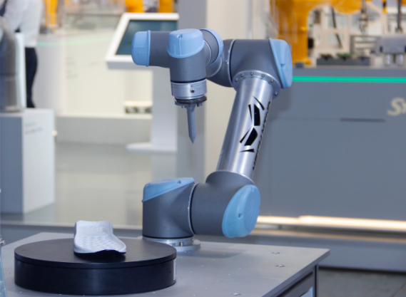 人機(jī)協(xié)作漸成趨勢(shì),行業(yè)競(jìng)爭(zhēng)日趨激烈(圖1) 人機(jī)協(xié)作漸成趨勢(shì),行業(yè)競(jìng)爭(zhēng)日趨激烈(圖1)